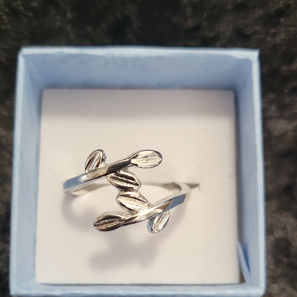 🆕️ Silvery Leaf Toe Ring Size 7.5